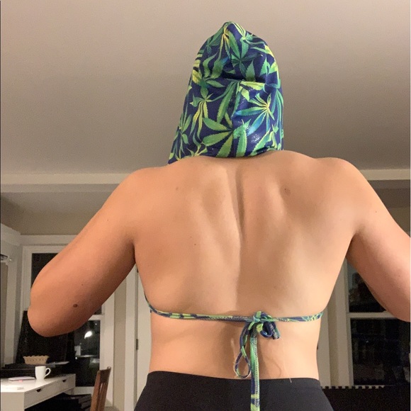 Very cute hooded glitter pot-leaf rave top! One Size, I wear M/L. - Picture 4 of 5